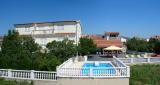 Villa Klisović est placé dans Rogoznica, à 100 m de la plage, apartami ont vue sur la mer, entiè...