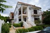 Appartement entièrement meublé et moderne, situé sur deux étages, 2 salles de bains, 3 climatiseurs...