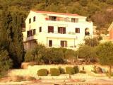 Vrkic Villa est situé à côté de la mer. De belles plages propres, la paix et la tranquillité, les...