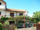 Nice appartements dans un style rustique dans un quartier calme de Rogoznica. Les appartements sont...