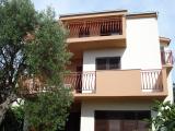 Les appartements sont situés dans une partie calme de Rogoznica, dans une maison entourée d'un...